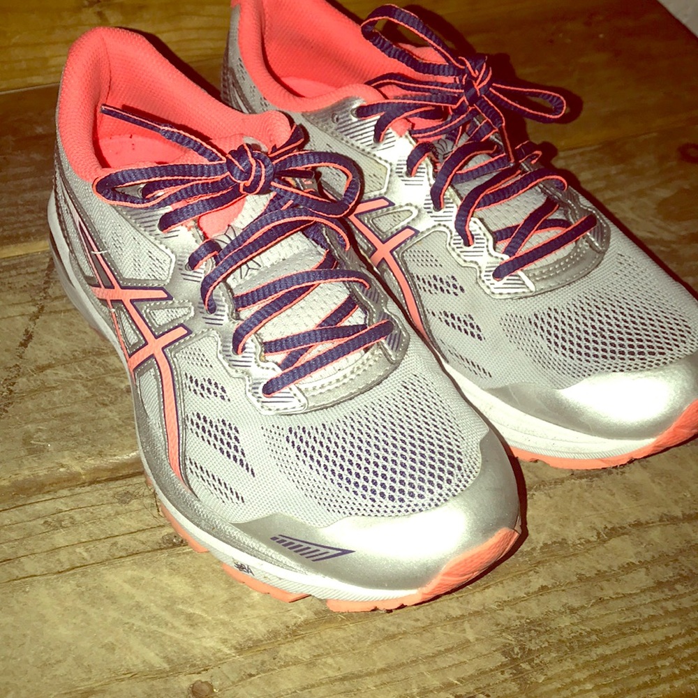 Athletic shoes